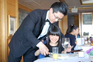 講座の様子逸見様のお子様と共に-320x213.png